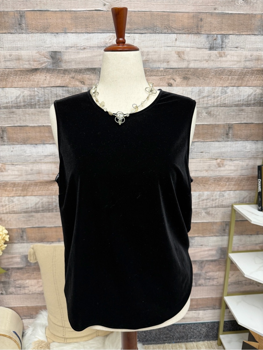 Vineyard Vine black velvet sleeveless top large
